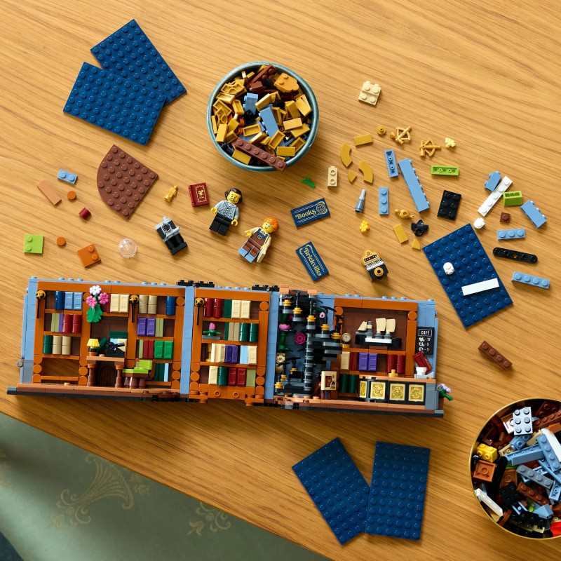 11379 LEGO ICONS Книжный уголок: Книжный магазин