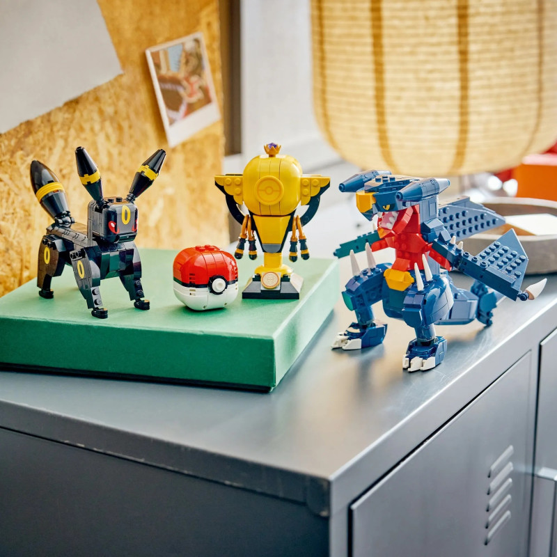 72165 LEGO Pokemon Smart Play Битва за чемпионский титул между Умбреоном и Гарчомпом
