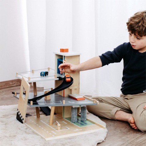 Small Foot, парковка для раллийных автомобилей