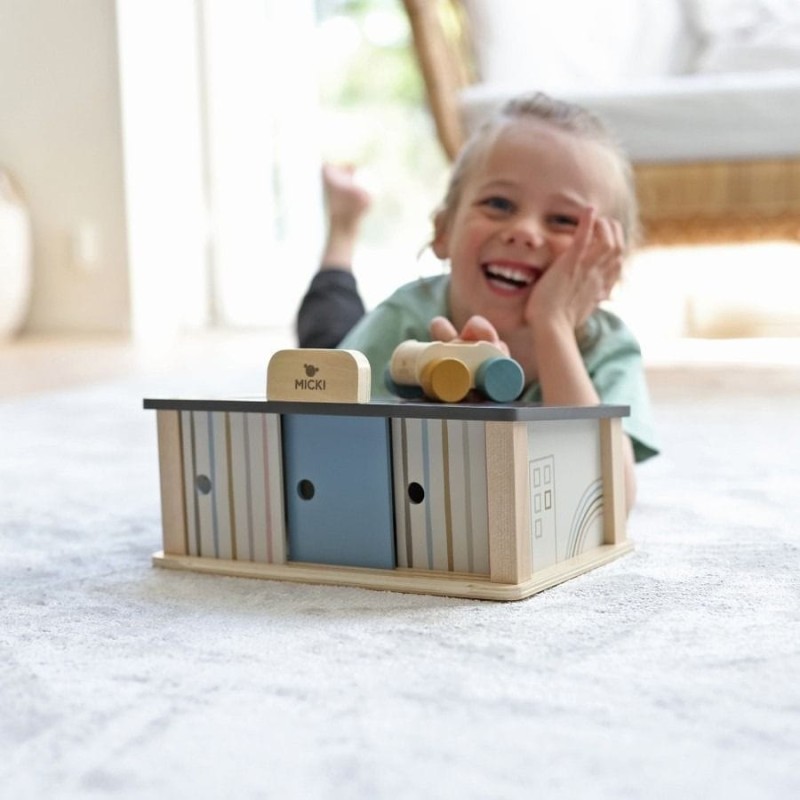 Мики, деревянный гараж