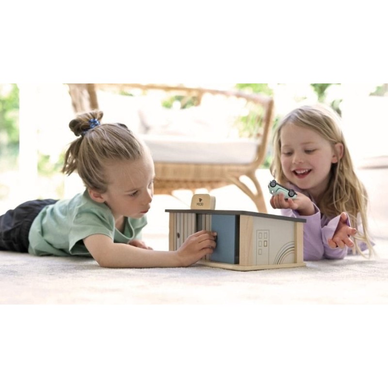 Мики, деревянный гараж