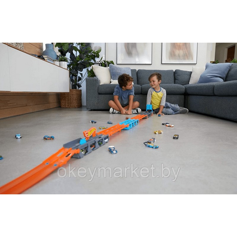 Набор игровой Hot Wheels Грузовик-автотрек Скоростная автотрасса с хранилищем для машинок GVG37