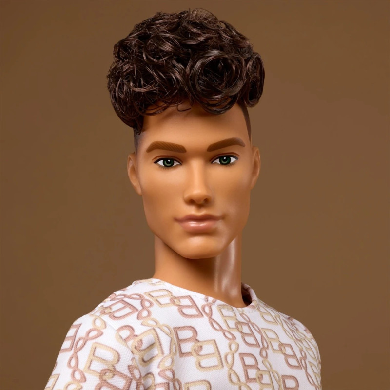 Кукла Mattel Barbie JJX29 Кукла Кен из серии Barbie Basics, модель 10, с каштановыми волосами, в рубашке и шортах