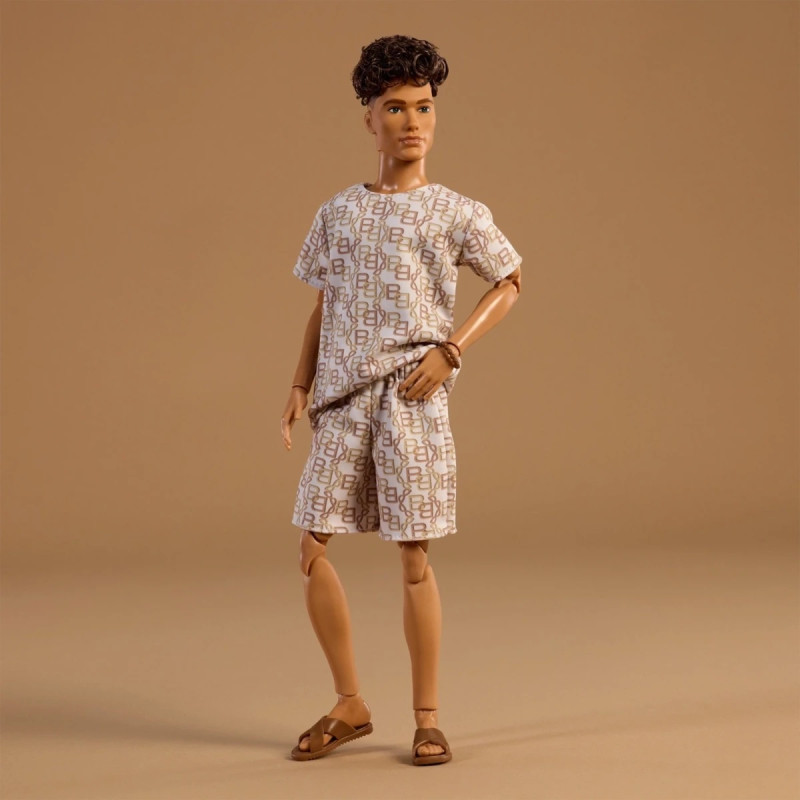 Кукла Mattel Barbie JJX29 Кукла Кен из серии Barbie Basics, модель 10, с каштановыми волосами, в рубашке и шортах