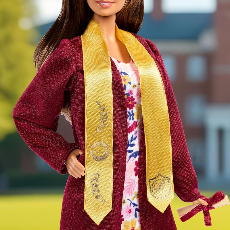 Кукла Mattel Barbie JJX81 Кукла Барби «Выпускной: Гордая выпускница», коллекционная, в бордовой мантии и академической шапочке